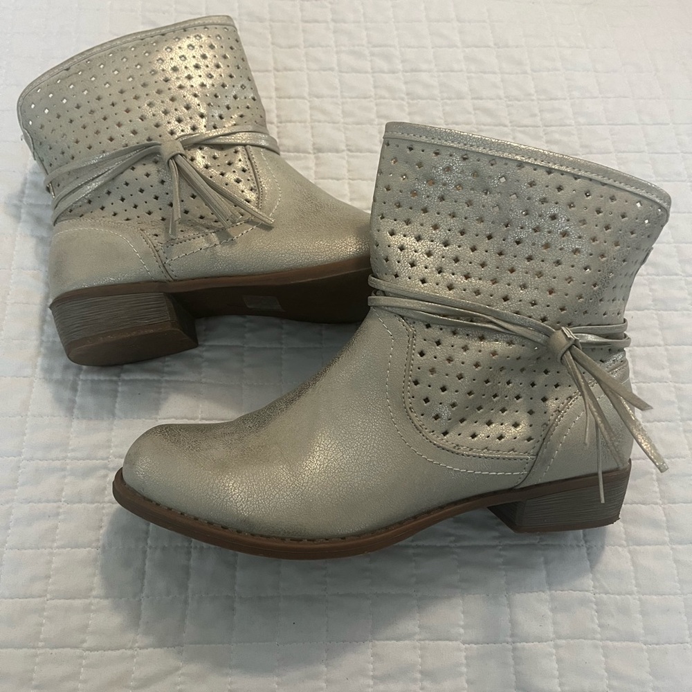 Women's Perforated Ankle Boots - golden/silver